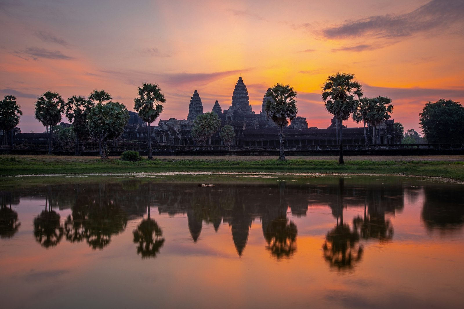 Temple d’Angkor Vat reflété dans le bassin au lever du soleil, Cambodge