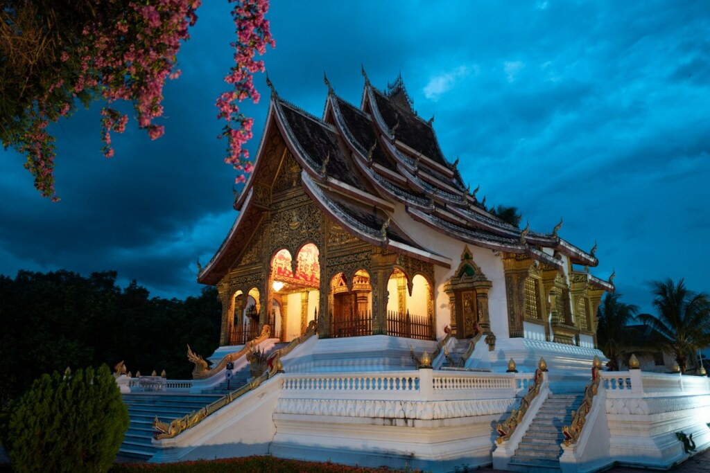 Temple bouddhique de Luang Prabang à la tombée du jour, Laos
