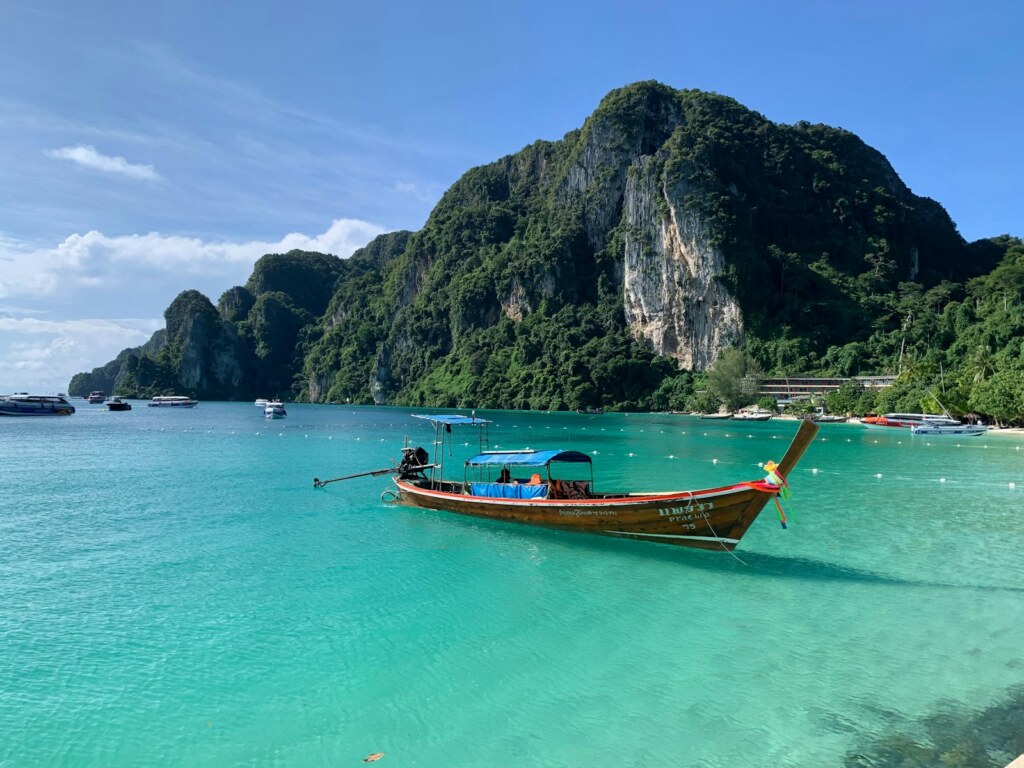 Long-tail boat amarré devant les falaises de Krabi, Thaïlande