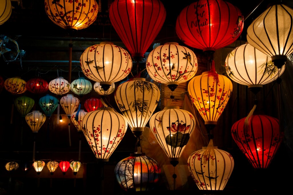 Lanternes de soie colorées suspendues dans la vieille ville de Hoi An