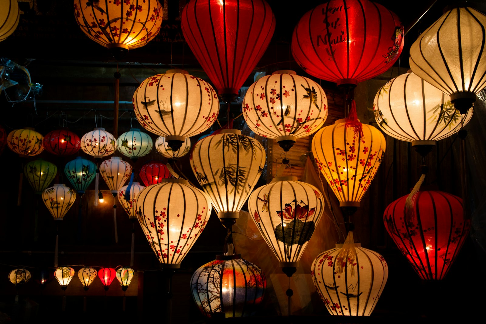 Lanternes de soie colorées suspendues dans la vieille ville de Hoi An
