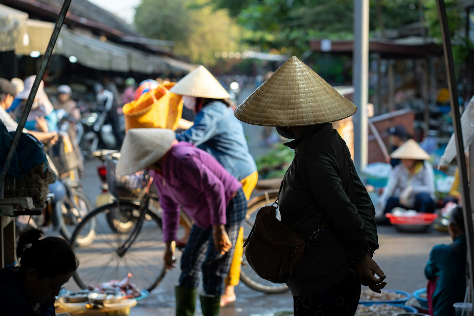 Marchandes en chapeau conique sur un marché du Vietnam