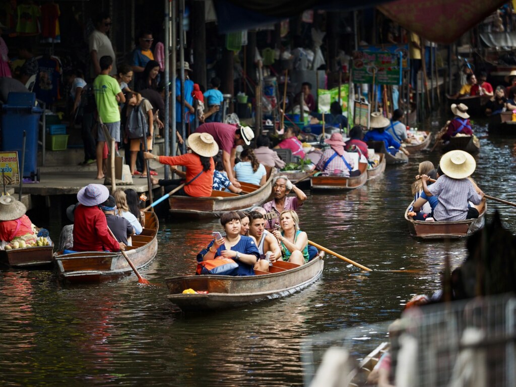 Marché flottant de Damnoen Saduak, vendeuses en barque, Thaïlande
