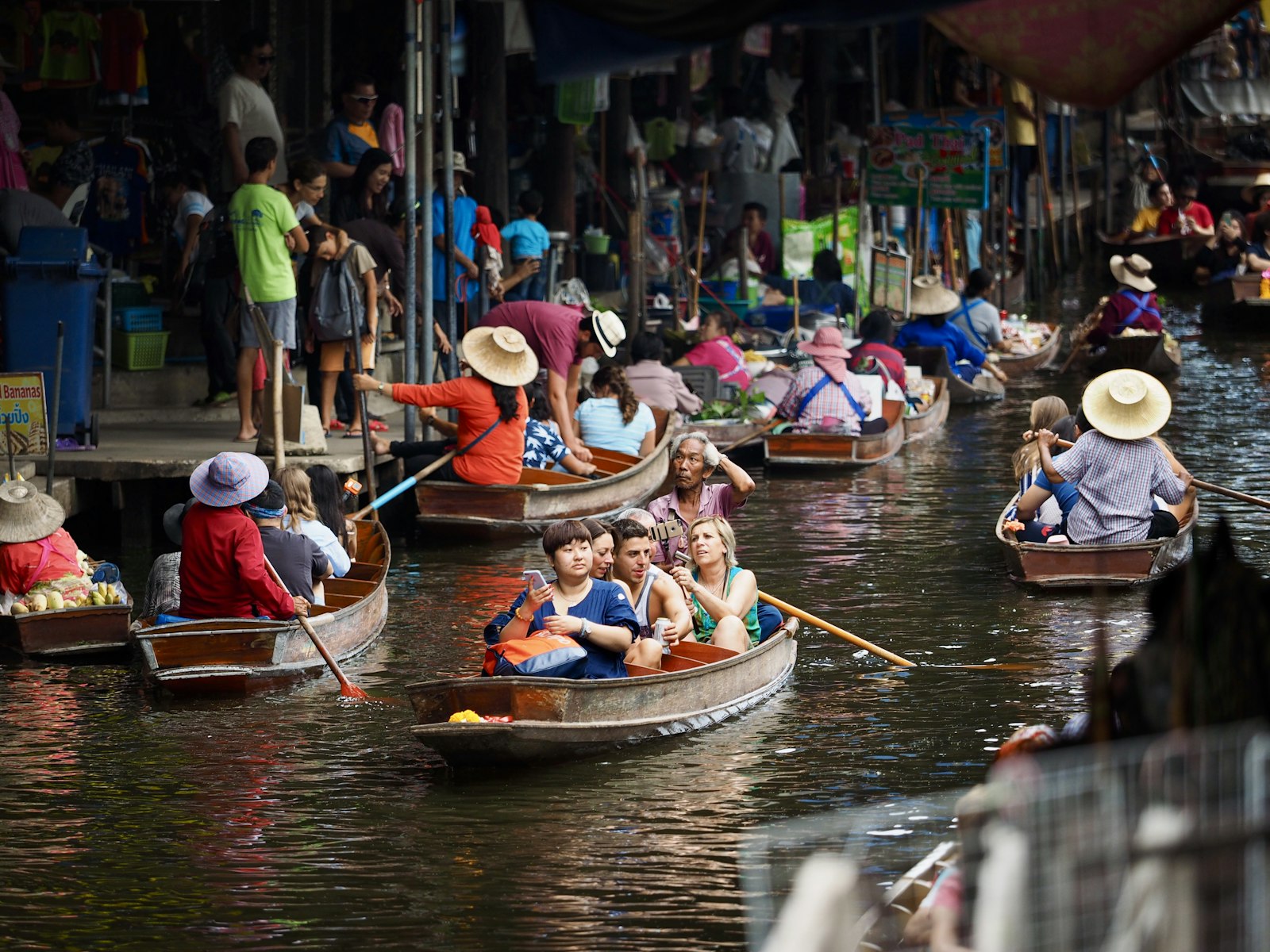 Marché flottant de Damnoen Saduak, vendeuses en barque, Thaïlande