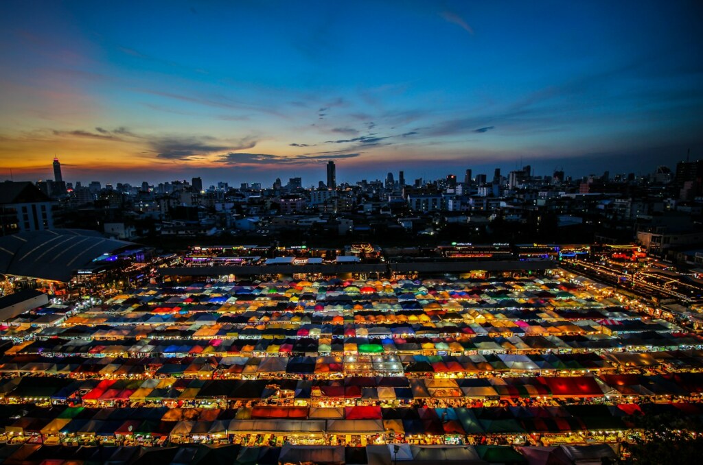 Marché de nuit de Ratchada vu du ciel, tentes colorées, Bangkok