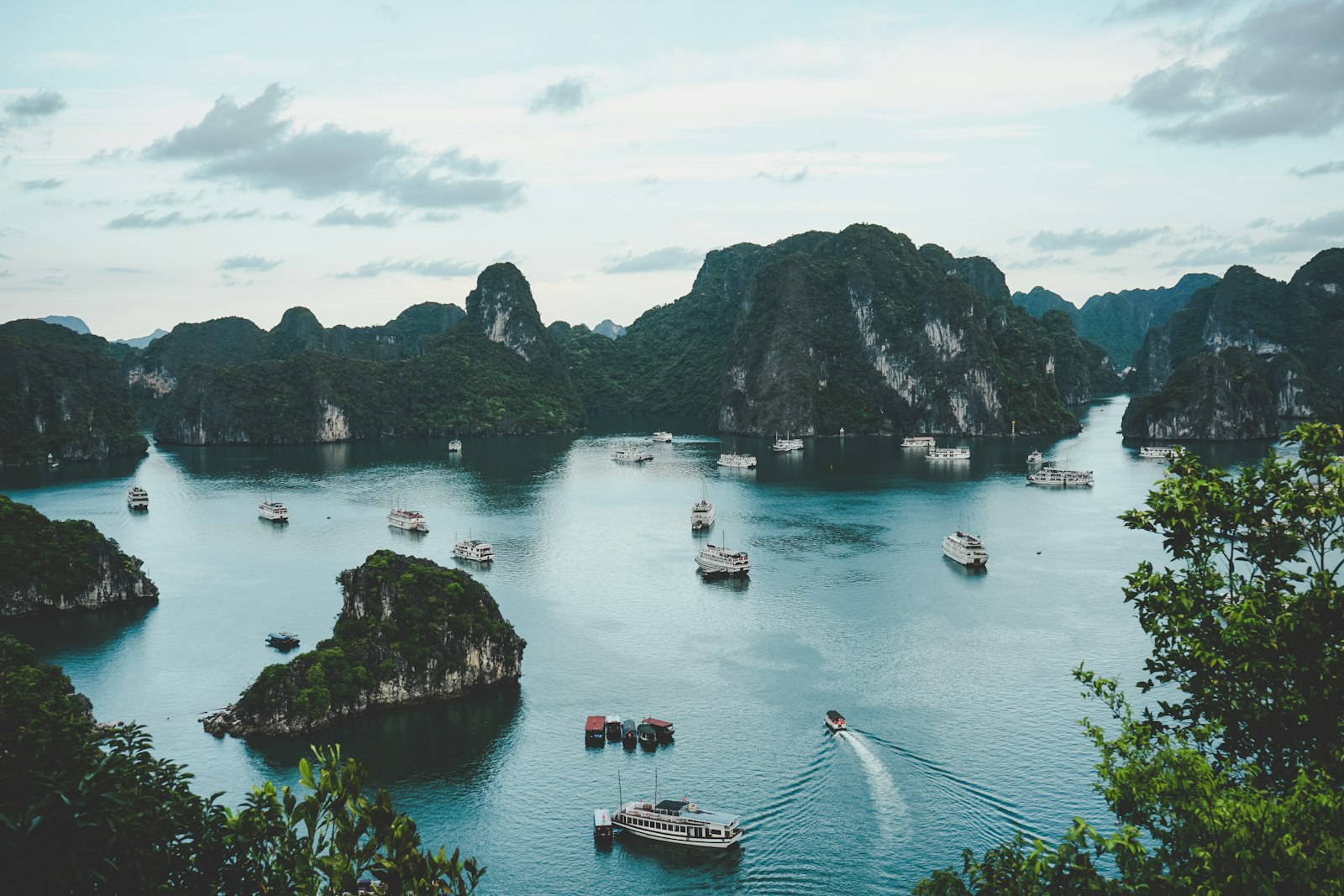 Jonques traditionnelles entre les îlots de la baie de Ha Long vues du ciel