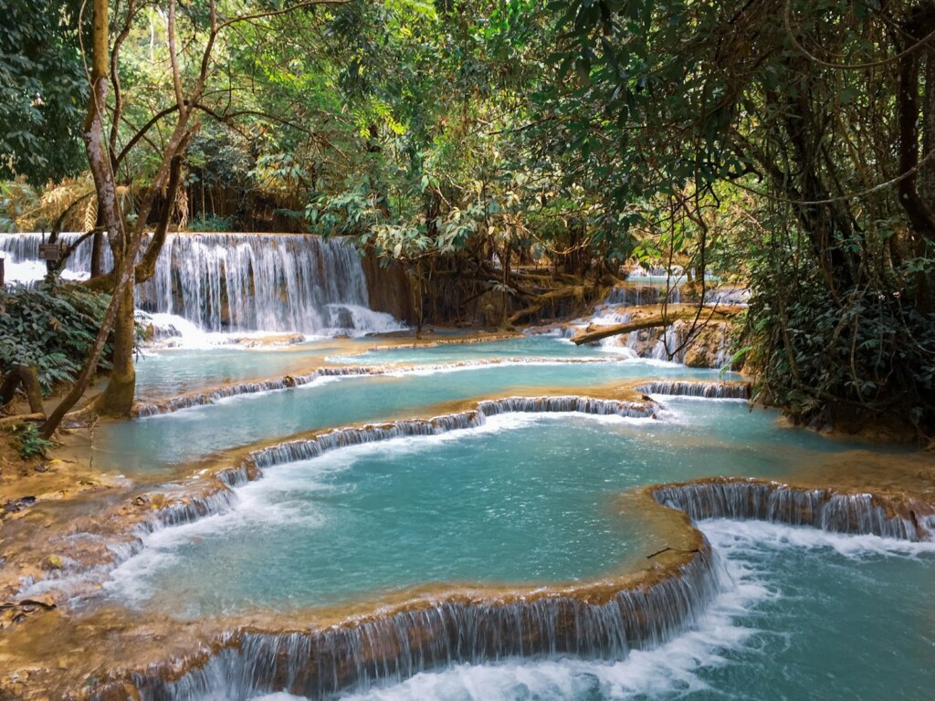 Bassins turquoise des chutes de Kuang Si près de Luang Prabang