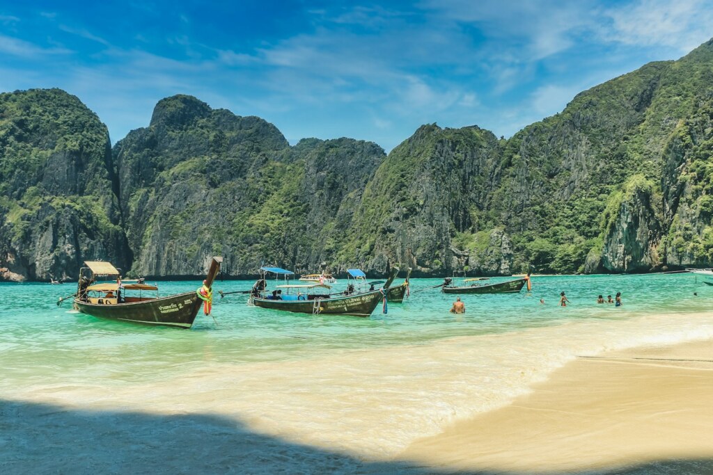 Plage de Maya Bay encadrée de falaises, îles Phi Phi, Thaïlande